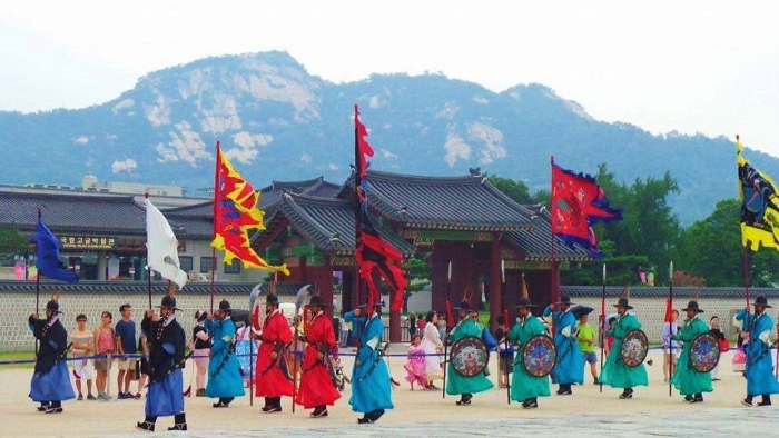 Changing of the guards at Gyeongbokgung Palace in Seoul, South Korea