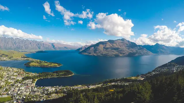Mountain and lake in Queenstown, New Zealand